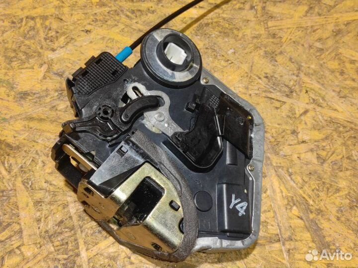 Замок двери задний правый Toyota Avensis ZZT25