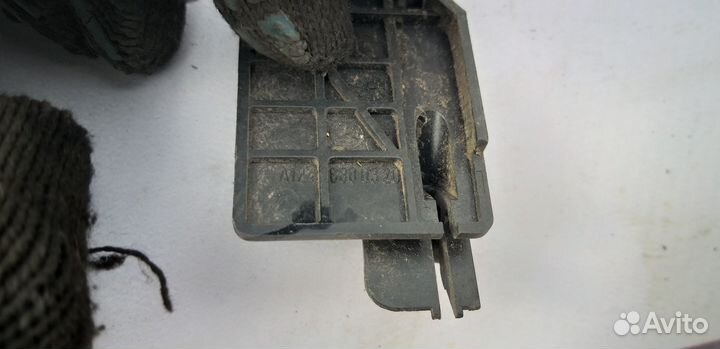 Ручка открытия капота Mercedes-Benz E-Class