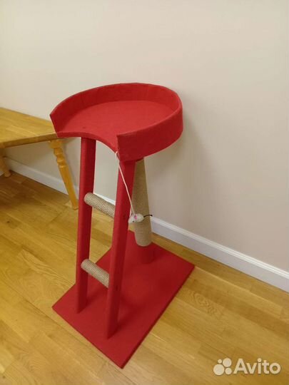 Когтеточка с площадкой и лестницей