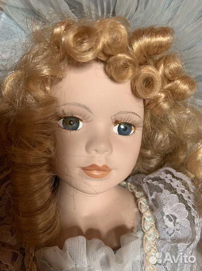 Кукла фарфоровая