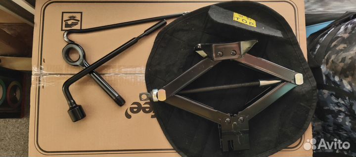 Домкрат автомобильный винтовой