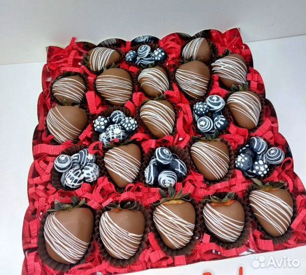 Набор клубники в молочном шоколаде с черникой арт