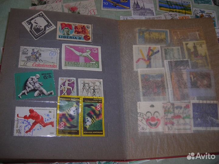 Марки в кляссере много СССР