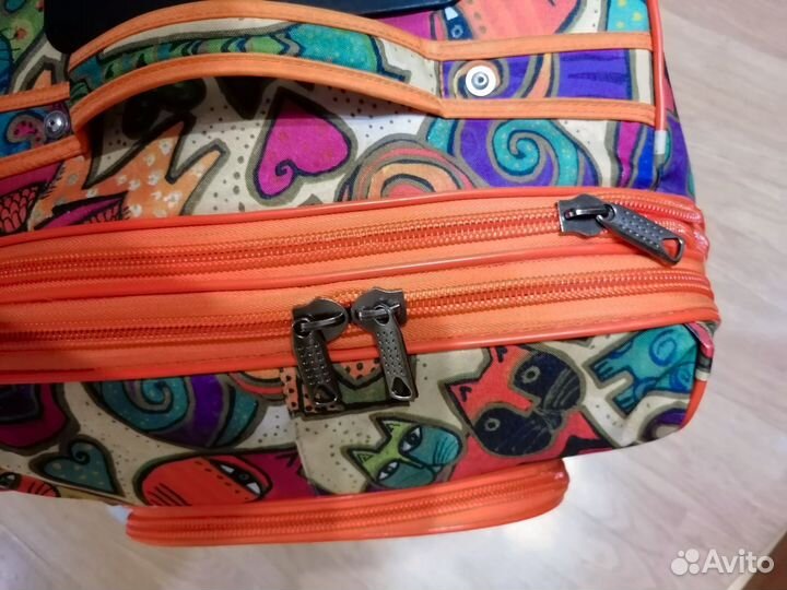 Чемодан на колесах размер s