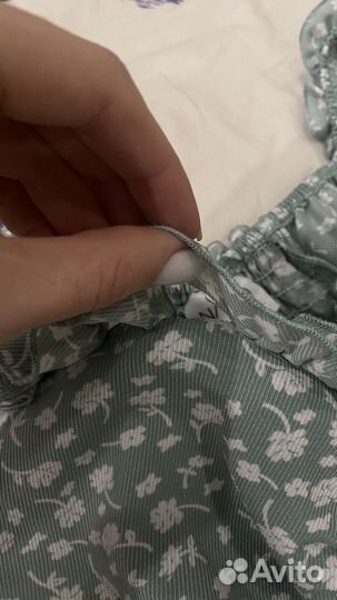 Чемодан летних вещей в не очень хорошем состоянии