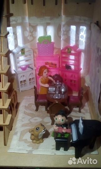 Кукольный домик с мебелью