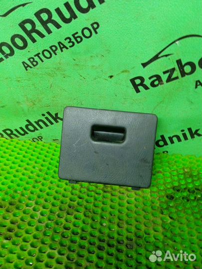 Крышка блока предохранителей Nissan Primera