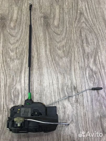 Замок двери задний левый Opel Astra J хетчбэк 5-ти