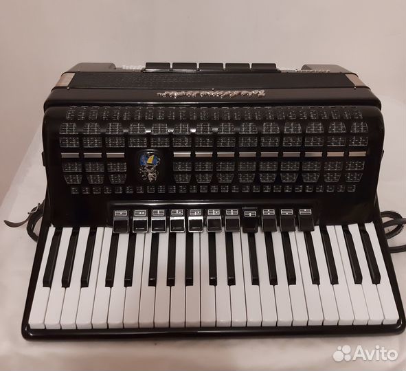 Аккордеон Weltmeister Meteor 4/4 черный