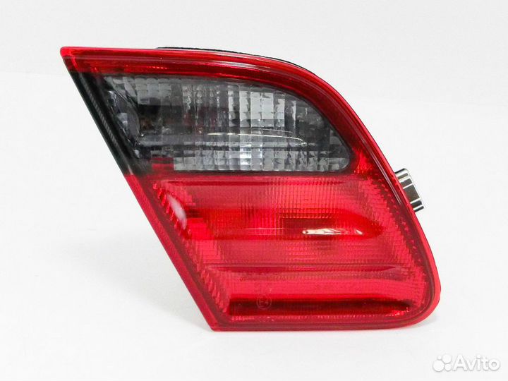 Фонарь левый задний в крышку багажника MB W210