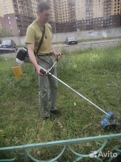 Покос травы триммером