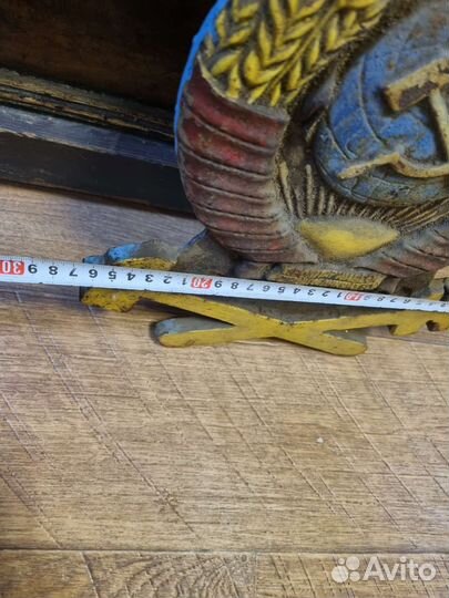 Герб СССР с вагона поезда, железнодорожный. Чугу