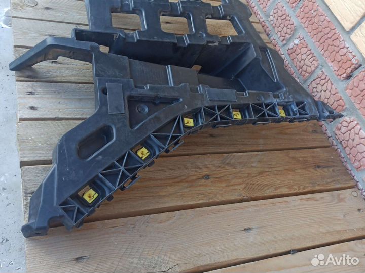 Левое крепление заднего бампера Genesis G80, ориг