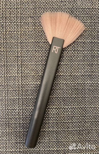 Кисть для хайлайтера Real Techniques (RT)