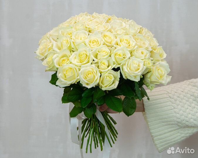 Букет из 51 белой розы 50-60 см (Россия) под ленту