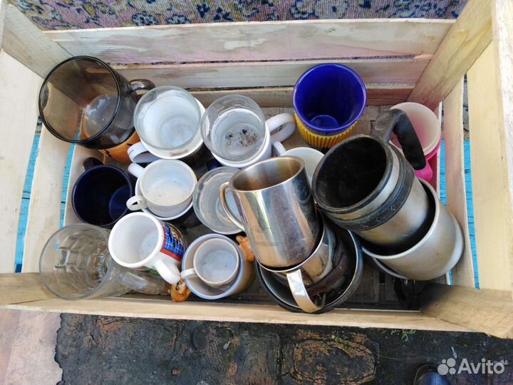 Посуда тарелки, ложки, чашки