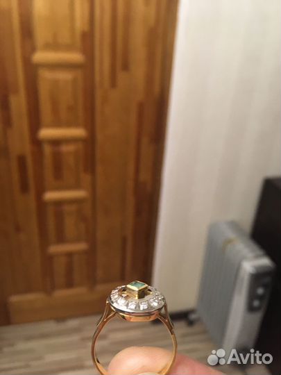 Золотое кольцо с бриллиантами и изумрудом