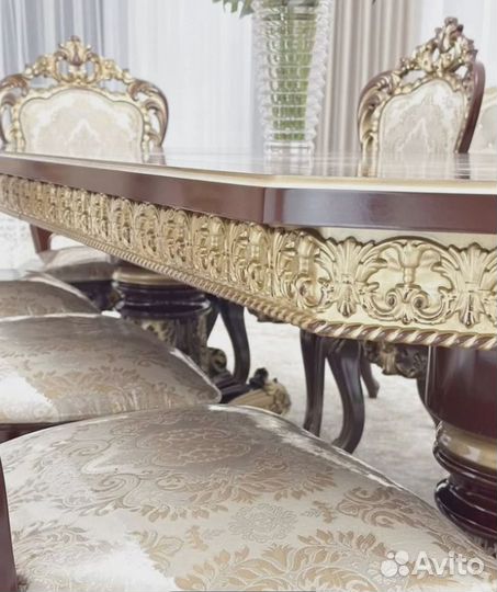 Обеденный стол со стульями