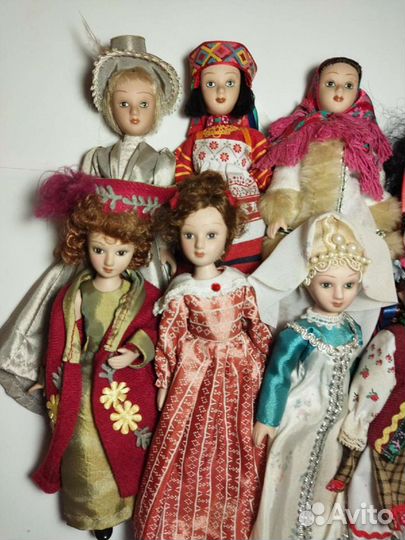 Кукла фарфоровая