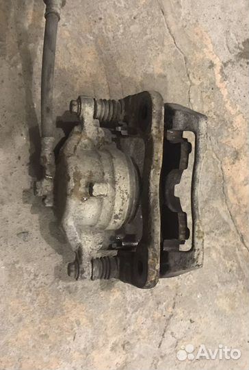 Суппорт передний правый Freelander 1