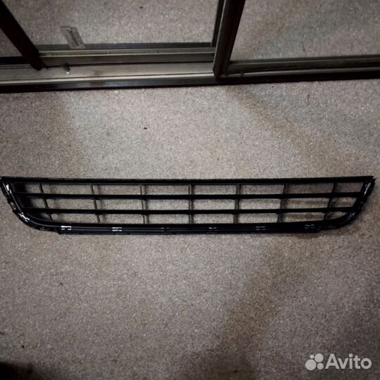 Решетка в бампер нижняя центральная Jetta 6