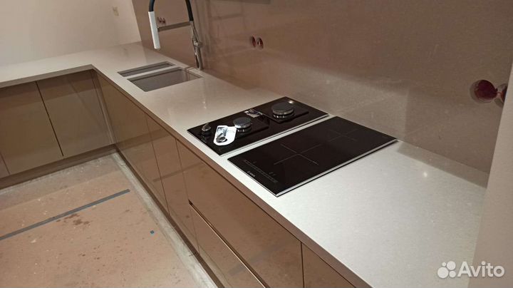 Столешница из кварцевого камня