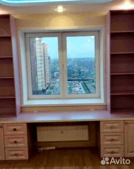 Детская рабочая зона у окна