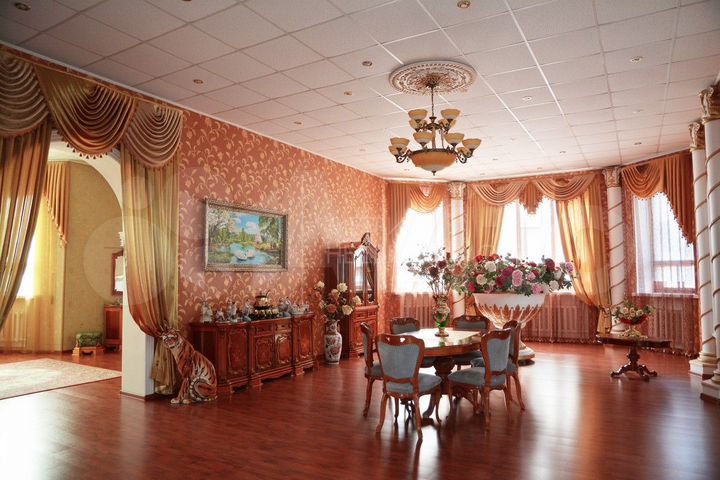 Дом 582,8 м² на участке 11 сот.