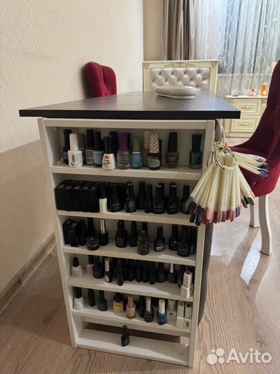 Стол и стулья для мастера маникюра