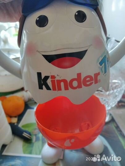 Пластмассовый киндер высотой 25 см