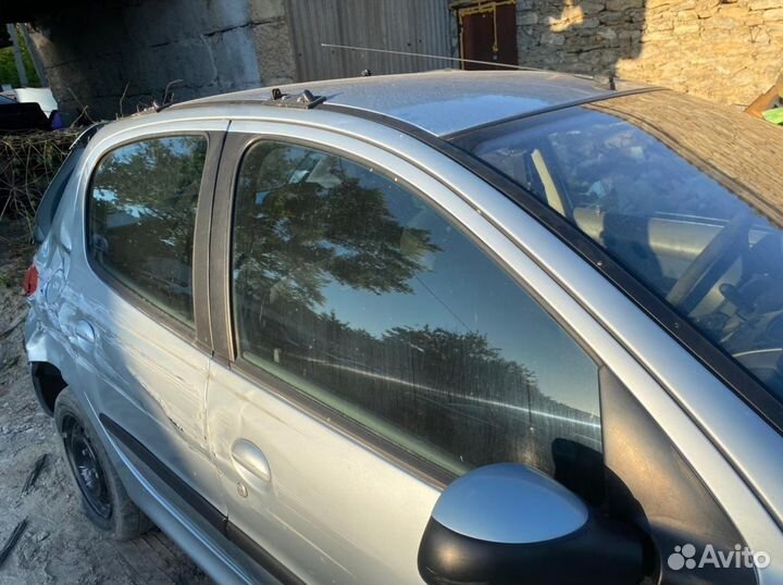Стекла дверные Peugeot 206