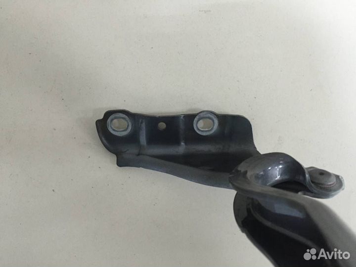 Петля капота левая Skoda Rapid 2019