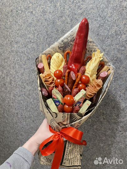 Мужской букет из колбасок и сыра