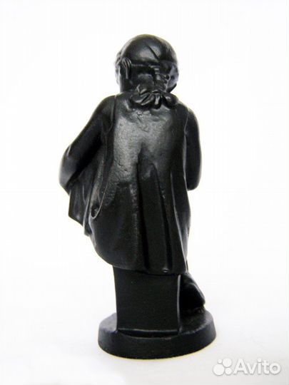 Девочка вышивает Касли 1963г Каслинское литье СССР