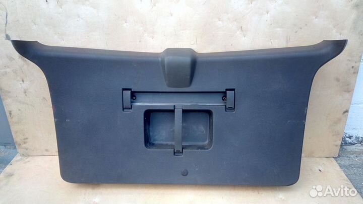 Обшивка крышки багажника на Опель Зафира Б
