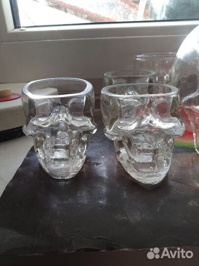 Черепа Графин и три по три набора стопок черепушек