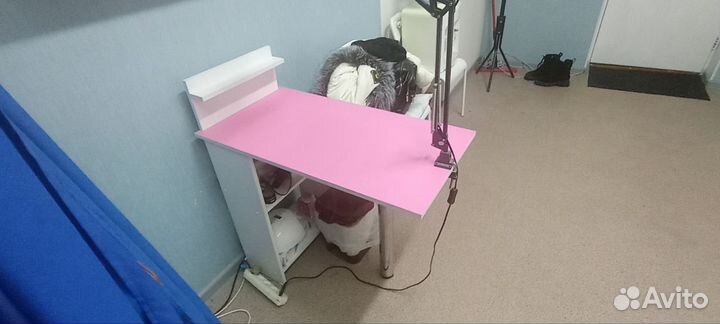 Маникюрный стол