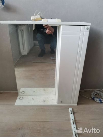 Зеркало с полкой над раковиной в ванную