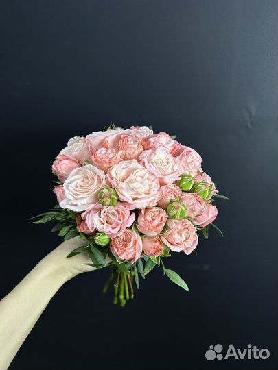 Букет невесты из кустовой пионовидной розы