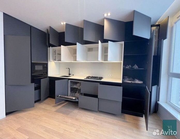 Кухня встроенная светлая