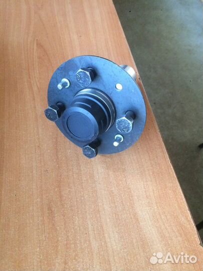 Ступичный узел в сборе для оси легкового прицепа