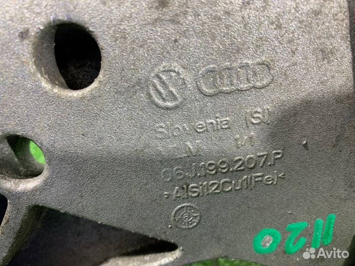 Кронштейн двигателя правый Audi A3 8P ccza 2009