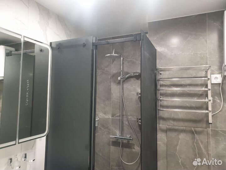 Стеклянные душевые перегородки