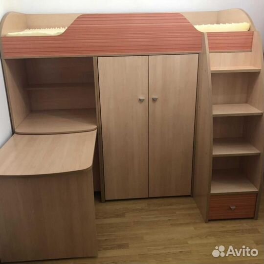 Кровать чердак со столом и шкафом