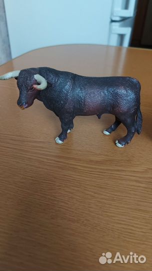 Сувенирная фигурка бык