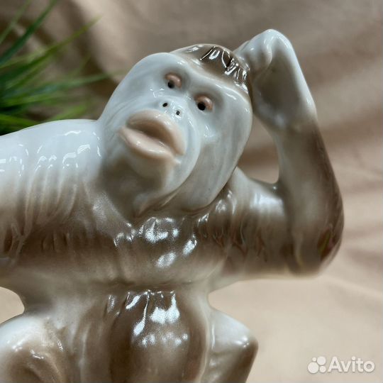 Фарфоровая статуэтка обезьяна С бананом коростень