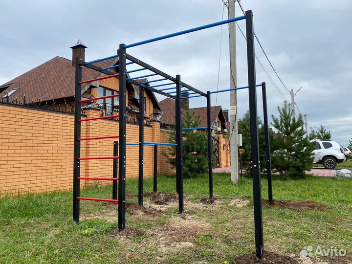 Спортивная площадка воркаут брусья турник рукоход