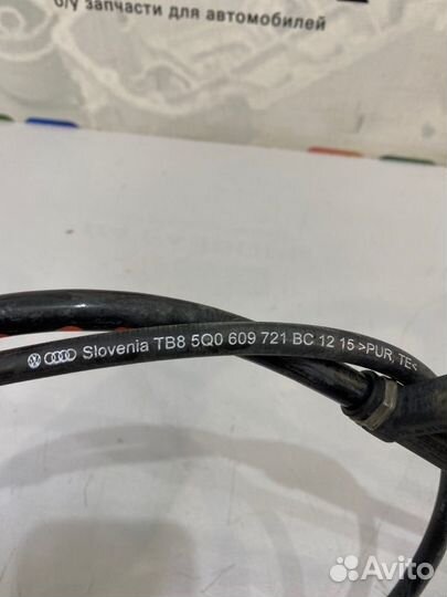 Трос ручника задний правый Skoda Octavia (A7) 5E