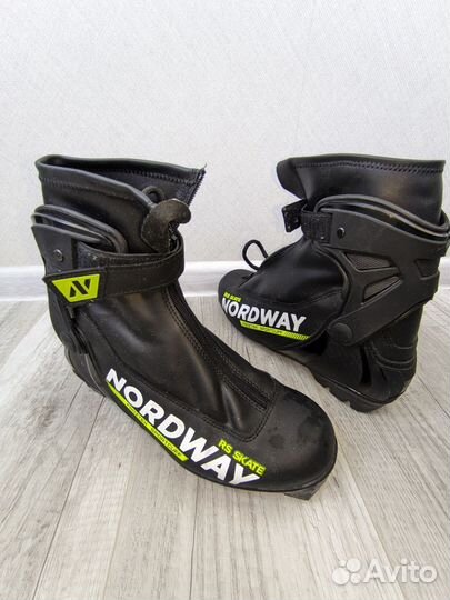 Лыжные ботинки коньковые