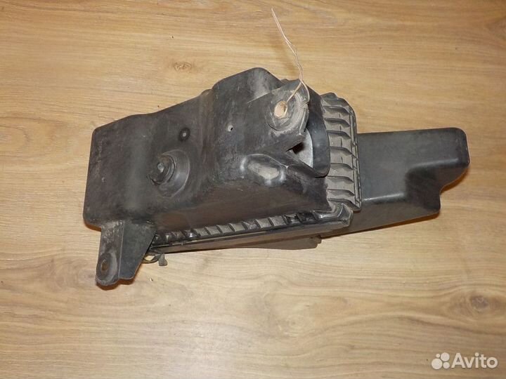 Корпус воздушного фильтра Mitsubishi Colt